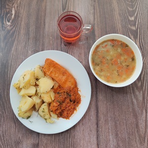 Zdjęcie przedstawia Dietę łatwostrawną Krupnik jęczmienny Łosoś pieczony z przyprawami Ziemniaki młode z koperkiem gotowane Warzywa po grecku Kompot owocowy z jabłkami